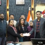 बैंक ऑफ बड़ौदा की मनमानी; पर जिला प्रशासन का डंडा; बुजुर्ग विधवा कमलेश व असहाय पुत्री को मिला न्याय;