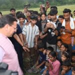 मुख्यमंत्री को अपने बीच पाकर उत्साहित हुए बच्चे, जमकर खिंचवाईं तस्वीरें