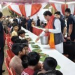 टनकपुर दशहरा महोत्सव में मुख्यमंत्री धामी ने भंडारे में की सेवा, श्रद्धालुओं को बांटा प्रसाद…